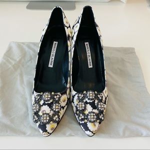 NWT | Manolo Blahnik Hangisi Crystal Buckle Heels
